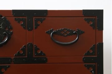 中古　美品　落ち着いた色合いの朱塗りが魅力的な米沢小箪笥(米沢箪笥、衣装箪笥、和タンス、収納たんす、民芸箪笥、チェスト、引き出し)(R-082207)