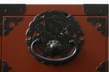 中古　美品　落ち着いた色合いの朱塗りが魅力的な米沢小箪笥(米沢箪笥、衣装箪笥、和タンス、収納たんす、民芸箪笥、チェスト、引き出し)(R-082207)