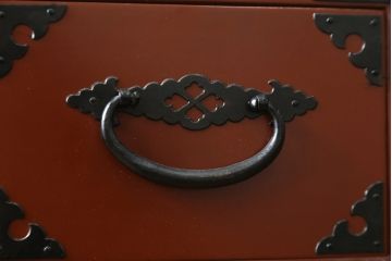 中古　美品　落ち着いた色合いの朱塗りが魅力的な米沢小箪笥(米沢箪笥、衣装箪笥、和タンス、収納たんす、民芸箪笥、チェスト、引き出し)(R-082207)
