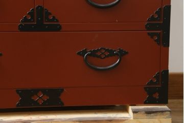 中古　美品　落ち着いた色合いの朱塗りが魅力的な米沢小箪笥(米沢箪笥、衣装箪笥、和タンス、収納たんす、民芸箪笥、チェスト、引き出し)(R-082207)