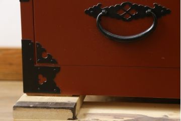中古　美品　落ち着いた色合いの朱塗りが魅力的な米沢小箪笥(米沢箪笥、衣装箪笥、和タンス、収納たんす、民芸箪笥、チェスト、引き出し)(R-082207)