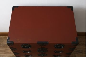  中古　美品　落ち着いた色合いの朱塗りが魅力的な米沢小箪笥(米沢箪笥、衣装箪笥、和タンス、収納たんす、民芸箪笥、チェスト、引き出し)(R-082208)