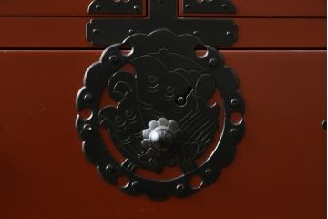  中古　美品　落ち着いた色合いの朱塗りが魅力的な米沢小箪笥(米沢箪笥、衣装箪笥、和タンス、収納たんす、民芸箪笥、チェスト、引き出し)(R-082208)