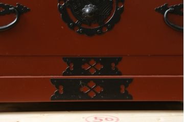  中古　美品　落ち着いた色合いの朱塗りが魅力的な米沢小箪笥(米沢箪笥、衣装箪笥、和タンス、収納たんす、民芸箪笥、チェスト、引き出し)(R-082208)