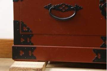  中古　美品　落ち着いた色合いの朱塗りが魅力的な米沢小箪笥(米沢箪笥、衣装箪笥、和タンス、収納たんす、民芸箪笥、チェスト、引き出し)(R-082208)