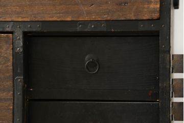 和製アンティーク　前面桐材　経年による深みを増した色合いが魅力的な観音開き時代箪笥(収納箪笥、衣装箪笥、引き出し、バラ売り可能)(R-082210)
