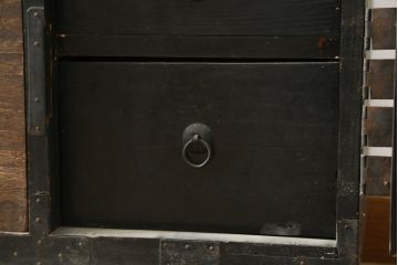 和製アンティーク　前面桐材　経年による深みを増した色合いが魅力的な観音開き時代箪笥(収納箪笥、衣装箪笥、引き出し、バラ売り可能)(R-082210)