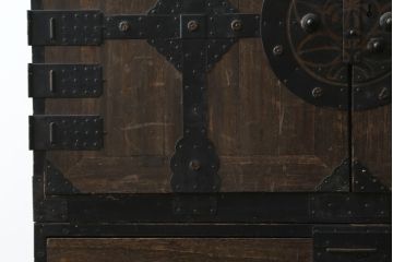 和製アンティーク　前面桐材　経年による深みを増した色合いが魅力的な観音開き時代箪笥(収納箪笥、衣装箪笥、引き出し、バラ売り可能)(R-082210)