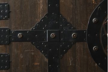 和製アンティーク　前面桐材　経年による深みを増した色合いが魅力的な観音開き時代箪笥(収納箪笥、衣装箪笥、引き出し、バラ売り可能)(R-082210)
