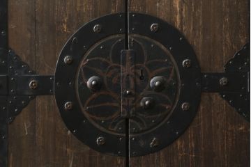 和製アンティーク　前面桐材　経年による深みを増した色合いが魅力的な観音開き時代箪笥(収納箪笥、衣装箪笥、引き出し、バラ売り可能)(R-082210)