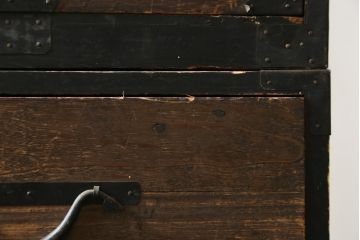 和製アンティーク　前面桐材　経年による深みを増した色合いが魅力的な観音開き時代箪笥(収納箪笥、衣装箪笥、引き出し、バラ売り可能)(R-082210)