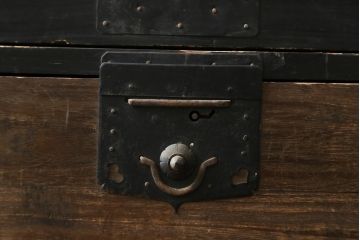 和製アンティーク　前面桐材　経年による深みを増した色合いが魅力的な観音開き時代箪笥(収納箪笥、衣装箪笥、引き出し、バラ売り可能)(R-082210)