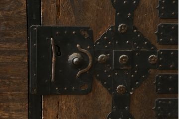 和製アンティーク　前面桐材　経年による深みを増した色合いが魅力的な時代箪笥ローボード(ローチェスト、収納箪笥、衣装箪笥、引き出し)(R-082212)