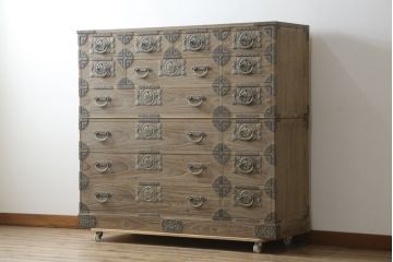 中古　最高級　会津桐使用　伝統工芸品　桐芸士　一條秀逸作　かねはち謹製　意匠の凝らした金具付きの二段重ね総桐箪笥(総桐たんす、和タンス、衣装箪笥、収納箪笥、引き出し、チェスト、バラ売り可能)(定価約120万円)(R-082213)