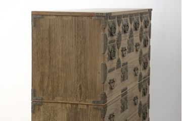 中古　最高級　会津桐使用　伝統工芸品　桐芸士　一條秀逸作　かねはち謹製　意匠の凝らした金具付きの二段重ね総桐箪笥(総桐たんす、和タンス、衣装箪笥、収納箪笥、引き出し、チェスト、バラ売り可能)(定価約120万円)(R-082213)