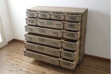 中古　最高級　会津桐使用　伝統工芸品　桐芸士　一條秀逸作　かねはち謹製　意匠の凝らした金具付きの二段重ね総桐箪笥(総桐たんす、和タンス、衣装箪笥、収納箪笥、引き出し、チェスト、バラ売り可能)(定価約120万円)(R-082213)