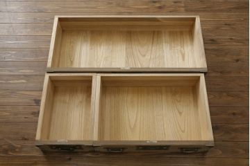 中古　最高級　会津桐使用　伝統工芸品　桐芸士　一條秀逸作　かねはち謹製　意匠の凝らした金具付きの二段重ね総桐箪笥(総桐たんす、和タンス、衣装箪笥、収納箪笥、引き出し、チェスト、バラ売り可能)(定価約120万円)(R-082213)