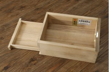 中古　最高級　会津桐使用　伝統工芸品　桐芸士　一條秀逸作　かねはち謹製　意匠の凝らした金具付きの二段重ね総桐箪笥(総桐たんす、和タンス、衣装箪笥、収納箪笥、引き出し、チェスト、バラ売り可能)(定価約120万円)(R-082213)
