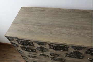 中古　最高級　会津桐使用　伝統工芸品　桐芸士　一條秀逸作　かねはち謹製　意匠の凝らした金具付きの二段重ね総桐箪笥(総桐たんす、和タンス、衣装箪笥、収納箪笥、引き出し、チェスト、バラ売り可能)(定価約120万円)(R-082213)