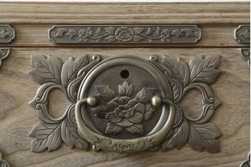 中古　最高級　会津桐使用　伝統工芸品　桐芸士　一條秀逸作　かねはち謹製　意匠の凝らした金具付きの二段重ね総桐箪笥(総桐たんす、和タンス、衣装箪笥、収納箪笥、引き出し、チェスト、バラ売り可能)(定価約120万円)(R-082213)