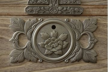 中古　最高級　会津桐使用　伝統工芸品　桐芸士　一條秀逸作　かねはち謹製　意匠の凝らした金具付きの二段重ね総桐箪笥(総桐たんす、和タンス、衣装箪笥、収納箪笥、引き出し、チェスト、バラ売り可能)(定価約120万円)(R-082213)