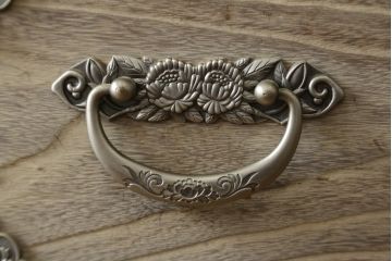 中古　最高級　会津桐使用　伝統工芸品　桐芸士　一條秀逸作　かねはち謹製　意匠の凝らした金具付きの二段重ね総桐箪笥(総桐たんす、和タンス、衣装箪笥、収納箪笥、引き出し、チェスト、バラ売り可能)(定価約120万円)(R-082213)