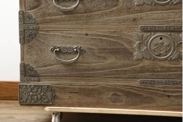 中古　最高級　会津桐使用　伝統工芸品　桐芸士　一條秀逸作　かねはち謹製　意匠の凝らした金具付きの二段重ね総桐箪笥(総桐たんす、和タンス、衣装箪笥、収納箪笥、引き出し、チェスト、バラ売り可能)(定価約120万円)(R-082213)