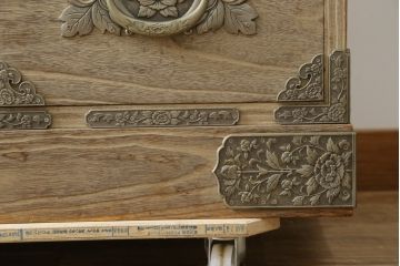 中古　最高級　会津桐使用　伝統工芸品　桐芸士　一條秀逸作　かねはち謹製　意匠の凝らした金具付きの二段重ね総桐箪笥(総桐たんす、和タンス、衣装箪笥、収納箪笥、引き出し、チェスト、バラ売り可能)(定価約120万円)(R-082213)