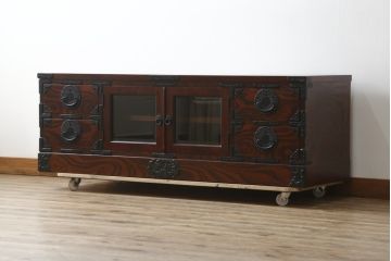 中古　美品　岩谷堂箪笥　どっしりとした重厚感ある佇まいが魅力的なテレビ台(ローボード、収納棚、戸棚、リビングボード、テレビボード、テレビ台)(定価約45万円)(R-082214)