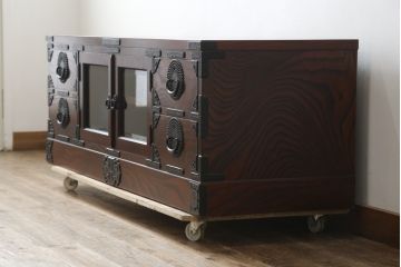 中古　美品　岩谷堂箪笥　どっしりとした重厚感ある佇まいが魅力的なテレビ台(ローボード、収納棚、戸棚、リビングボード、テレビボード、テレビ台)(定価約45万円)(R-082214)