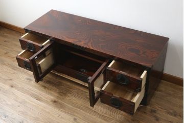 中古　美品　岩谷堂箪笥　どっしりとした重厚感ある佇まいが魅力的なテレビ台(ローボード、収納棚、戸棚、リビングボード、テレビボード、テレビ台)(定価約45万円)(R-082214)