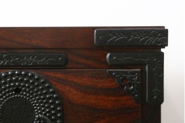 中古　美品　岩谷堂箪笥　どっしりとした重厚感ある佇まいが魅力的なテレビ台(ローボード、収納棚、戸棚、リビングボード、テレビボード、テレビ台)(定価約45万円)(R-082214)