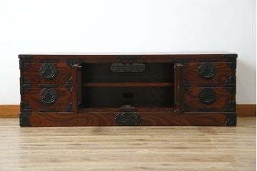 中古　美品　岩谷堂箪笥　どっしりとした重厚感ある佇まいが魅力的なテレビ台(ローボード、収納棚、戸棚、リビングボード、テレビボード、テレビ台)(定価約45万円)(R-082214)