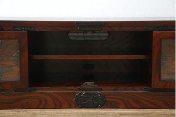 中古　美品　岩谷堂箪笥　どっしりとした重厚感ある佇まいが魅力的なテレビ台(ローボード、収納棚、戸棚、リビングボード、テレビボード、テレビ台)(定価約45万円)(R-082214)