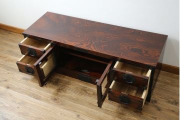 中古　美品　岩谷堂箪笥　どっしりとした重厚感ある佇まいが魅力的なテレビ台(ローボード、収納棚、戸棚、リビングボード、テレビボード、テレビ台)(定価約45万円)(R-082214)
