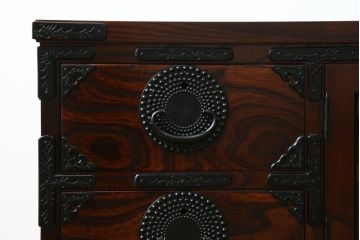 中古　美品　岩谷堂箪笥　どっしりとした重厚感ある佇まいが魅力的なテレビ台(ローボード、収納棚、戸棚、リビングボード、テレビボード、テレビ台)(定価約45万円)(R-082214)