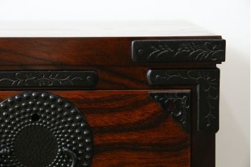 中古　美品　岩谷堂箪笥　どっしりとした重厚感ある佇まいが魅力的なテレビ台(ローボード、収納棚、戸棚、リビングボード、テレビボード、テレビ台)(定価約45万円)(R-082214)