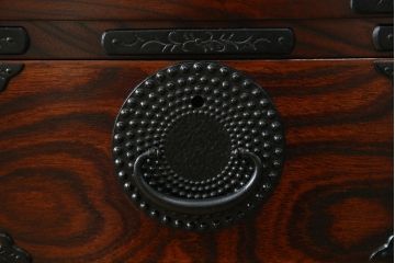 中古　美品　岩谷堂箪笥　どっしりとした重厚感ある佇まいが魅力的なテレビ台(ローボード、収納棚、戸棚、リビングボード、テレビボード、テレビ台)(定価約45万円)(R-082214)