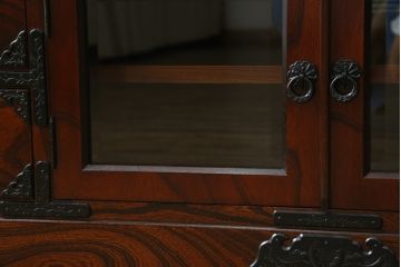 中古　美品　岩谷堂箪笥　どっしりとした重厚感ある佇まいが魅力的なテレビ台(ローボード、収納棚、戸棚、リビングボード、テレビボード、テレビ台)(定価約45万円)(R-082214)