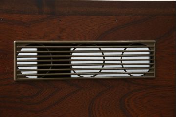 中古　美品　岩谷堂箪笥　どっしりとした重厚感ある佇まいが魅力的なテレビ台(ローボード、収納棚、戸棚、リビングボード、テレビボード、テレビ台)(定価約45万円)(R-082214)