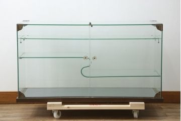 和製アンティーク　希少デザイン　S字ガラス棚のデザインがおしゃれな両開き卓上ガラスケース(Gケース、ショーケース、ディスプレイケース、コレクションケース、キャビネット、飾り棚、陳列棚、店舗什器)(R-082215)