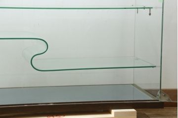 和製アンティーク　希少デザイン　S字ガラス棚のデザインがおしゃれな両開き卓上ガラスケース(Gケース、ショーケース、ディスプレイケース、コレクションケース、キャビネット、飾り棚、陳列棚、店舗什器)(R-082215)
