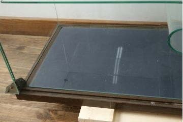 和製アンティーク　希少デザイン　S字ガラス棚のデザインがおしゃれな両開き卓上ガラスケース(Gケース、ショーケース、ディスプレイケース、コレクションケース、キャビネット、飾り棚、陳列棚、店舗什器)(R-082215)