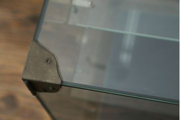 和製アンティーク　希少デザイン　S字ガラス棚のデザインがおしゃれな両開き卓上ガラスケース(Gケース、ショーケース、ディスプレイケース、コレクションケース、キャビネット、飾り棚、陳列棚、店舗什器)(R-082215)