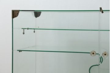 和製アンティーク　希少デザイン　S字ガラス棚のデザインがおしゃれな両開き卓上ガラスケース(Gケース、ショーケース、ディスプレイケース、コレクションケース、キャビネット、飾り棚、陳列棚、店舗什器)(R-082215)