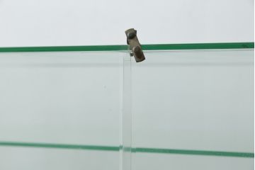 和製アンティーク　希少デザイン　S字ガラス棚のデザインがおしゃれな両開き卓上ガラスケース(Gケース、ショーケース、ディスプレイケース、コレクションケース、キャビネット、飾り棚、陳列棚、店舗什器)(R-082215)