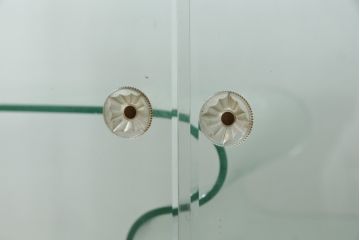 和製アンティーク　希少デザイン　S字ガラス棚のデザインがおしゃれな両開き卓上ガラスケース(Gケース、ショーケース、ディスプレイケース、コレクションケース、キャビネット、飾り棚、陳列棚、店舗什器)(R-082215)