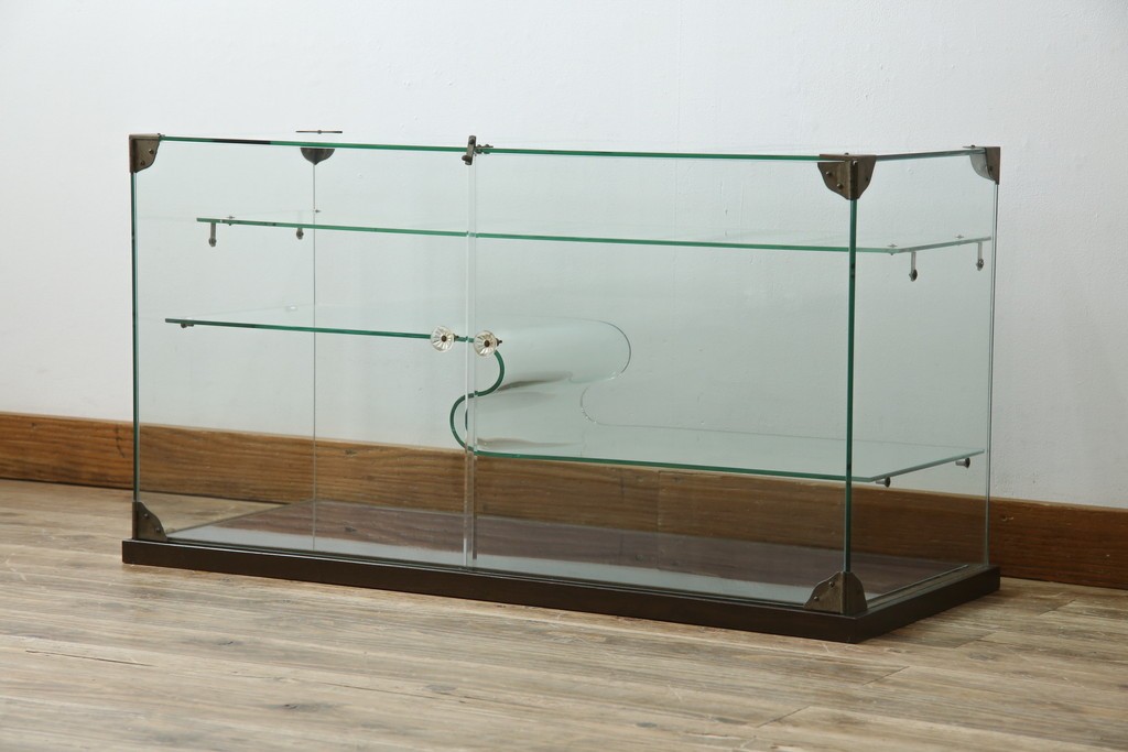 和製アンティーク　希少デザイン　S字ガラス棚のデザインがおしゃれな両開き卓上ガラスケース　(R-082215)