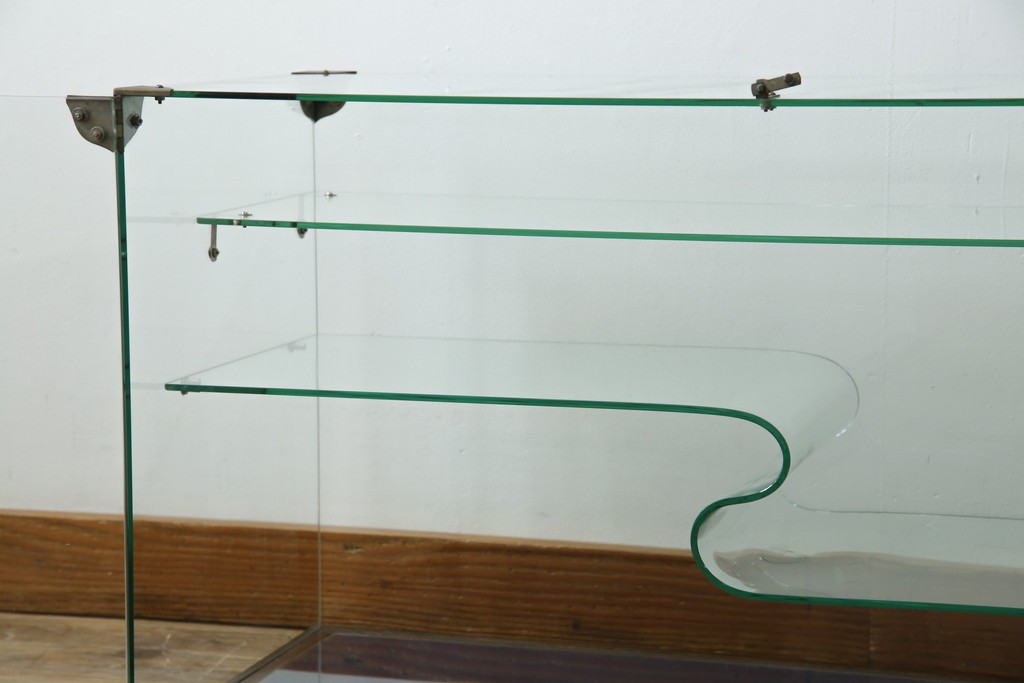 和製アンティーク　希少デザイン　S字ガラス棚のデザインがおしゃれな両開き卓上ガラスケース　(R-082215)