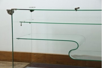 和製アンティーク　希少デザイン　S字ガラス棚のデザインがおしゃれな両開き卓上ガラスケース　(R-082215)